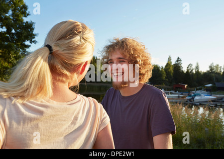 Felice coppia giovane nella conversazione, Gavle, Svezia Foto Stock