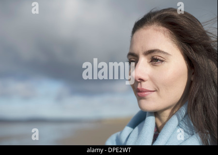 Giovane donna che guarda la vista Foto Stock