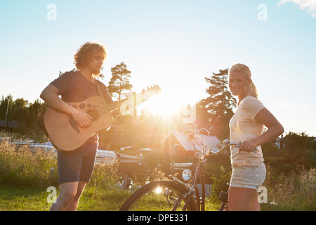 Coppia giovane godendo di chitarra, Gavle, Svezia Foto Stock