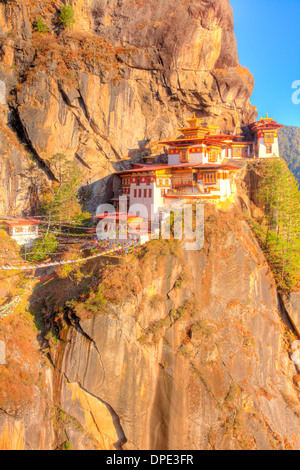 Le Tigri Nest Monastero del Bhutan, Himalaya, Paro Valley. Taktshang Goemba. Appollaiato a 3.000 piedi sopra la valle sottostante Foto Stock