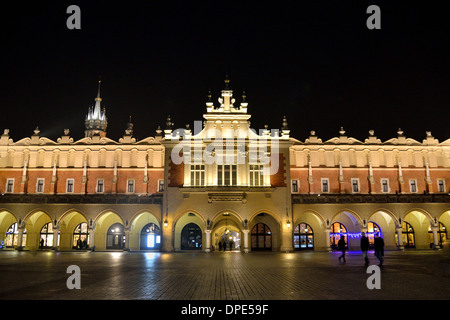 Cracovia (Cracovia), Polonia, panno Hall marketplace vista notturna. Foto Stock