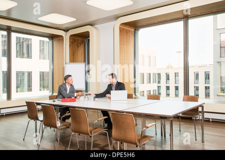 Imprenditori riuniti nella sala conferenze Foto Stock