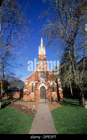 Australia, Victoria, luminoso, la chiesa del villaggio di questo villaggio di montagna vicino a mount Hotham. Foto Stock