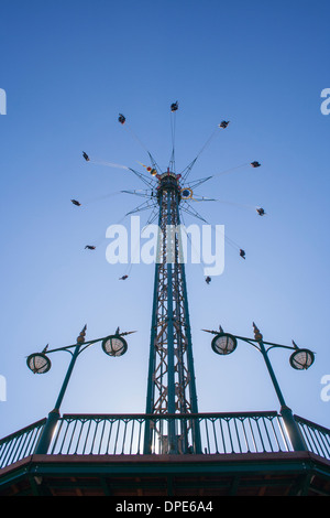 La Star Flyer in giardini di Tivoli, Copenhagen, Danimarca Foto Stock