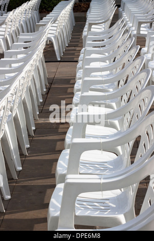 Vuoto sedie in plastica bianca per un evento esterno. Foto Stock