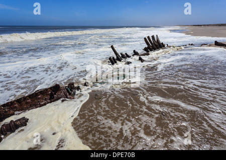 Close up di onde percosse sparsi resti di un antico naufragio sull'Skeleton Coast in Namibia, Africa Foto Stock