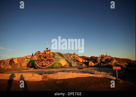 La salvezza di montagna, un folk fatti a mano Arte Scultura vicino alla città di Niland, California. Costruito e dipinto da Leonard Knight Foto Stock