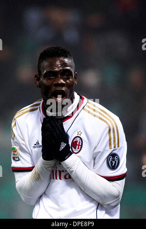 Reggio Emilia, Italia. Xii gen, 2014. Mario Balotelli (Milano) Calcio : Italiano 'Serie A' match tra Stati Uniti Sassuolo Calcio 4-3 AC Milano presso lo stadio di Mapei a Reggio Emilia, Italia . Credito: Maurizio Borsari/AFLO/Alamy Live News Foto Stock