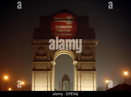 New Delhi, India. Xiv gen, 2014. Il Rotary International nazionale commissione PolioPlus illumina l'India Gate per celebrare India del terzo polio anno gratuito in una fila, spianando la strada per ottenere un "polio free' lo stato nazione dalla Organizzazione Mondiale della Sanità a Nuova Delhi, India, 13 gennaio, 2014. © Partha Sarkar/Xinhua/Alamy Live News Foto Stock