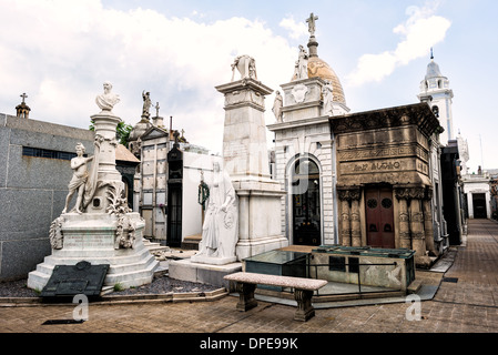 BUENOS AIRES, Argentina: Mausolei e lapidi ornati fiancheggiano i sentieri del Cimitero di Recoleta (Cementerio de la Recoleta). Queste elaborate strutture, costruite tra il 1820 e i giorni nostri, mostrano stili architettonici che vanno dal neoclassico all'Art Nouveau. Il cimitero contiene oltre 4.500 volte al di sopra del suolo, con quasi 100 designate come monumenti storici nazionali. Foto Stock