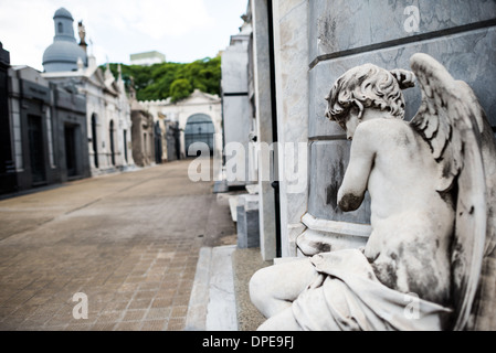 BUENOS AIRES, Argentina: Mausolei e lapidi ornati fiancheggiano i sentieri del Cimitero di Recoleta (Cementerio de la Recoleta). Queste elaborate strutture, costruite tra il 1820 e i giorni nostri, mostrano stili architettonici che vanno dal neoclassico all'Art Nouveau. Il cimitero contiene oltre 4.500 volte al di sopra del suolo, con quasi 100 designate come monumenti storici nazionali. Foto Stock