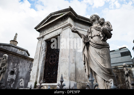 BUENOS AIRES, Argentina — statue decorative adornano il mausoleo di José de Turriaca e della sua famiglia nel cimitero di Recoleta (Cementerio de la Recoleta). Questi elementi scultorei rappresentano l'elaborata arte funeraria tipica di importanti tombe di famiglia in questo cimitero storico. Le statue mostrano le sofisticate opere d'arte commemorative commissionate dalle ricche famiglie argentine durante l'età d'oro del cimitero. Foto Stock