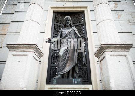 BUENOS AIRES, Argentina - La Recoleta Cemetery è un famoso cimitero nel quartiere di Recoleta di Buenos Aires ed è famoso per essere la sepoltura di siti di Eva Peron, presidenti di Argentina e altri notabili. Il cimitero di caratteristiche sopra terra gravesites e cripte e è organizzato in una serie di strade e viali. Foto Stock