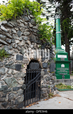 BUENOS AIRES, Argentina — Un mausoleo di pietra rustico con viti rampicanti si trova nel Cimitero di Recoleta (Cementerio de la Recoleta). I lavori in pietra ruvidi e la porta ornamentale in ferro esemplificano i diversi stili architettonici che si trovano all'interno del cimitero. La crescita naturale aggiunge un elemento romantico a questa storica volta sepolcrale, in contrasto con i monumenti più lucidi nelle vicinanze. Foto Stock