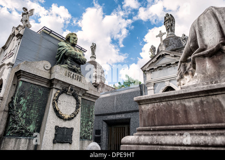 BUENOS AIRES, Argentina - La Recoleta Cemetery è un famoso cimitero nel quartiere di Recoleta di Buenos Aires ed è famoso per essere la sepoltura di siti di Eva Peron, presidenti di Argentina e altri notabili. Il cimitero di caratteristiche sopra terra gravesites e cripte e è organizzato in una serie di strade e viali. Foto Stock