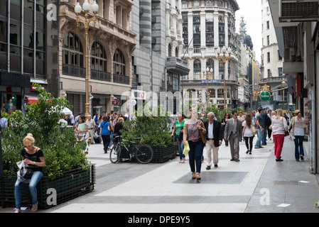 Una zona pedonale piena di negozi e negozi di vendita al dettaglio nel centro di Buenos Aires, Argentina. Foto Stock