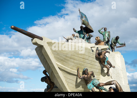 PUNTA ARENAS, Cile - il Monumento all'equipaggio di Goleta Ancud sulla Costanera del Estrecho commemora la spedizione del 1843 che rivendicò la sovranità sullo stretto di Magellano per il Cile. Il monumento presenta una prua della nave, membri dell'equipaggio e una figura sirena, che simboleggia l'esplorazione marittima e il patrimonio culturale. Questo punto di riferimento è un'attrazione fondamentale sulla costa della Patagonia, che riflette la ricca storia nautica di Punta Arenas. Foto Stock