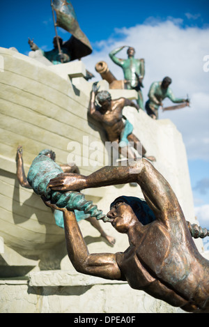 PUNTA ARENAS, Cile - il Monumento all'equipaggio di Goleta Ancud sulla Costanera del Estrecho commemora la spedizione del 1843 che rivendicò la sovranità sullo stretto di Magellano per il Cile. Il monumento presenta una prua della nave, membri dell'equipaggio e una figura sirena, che simboleggia l'esplorazione marittima e il patrimonio culturale. Questo punto di riferimento è un'attrazione fondamentale sulla costa della Patagonia, che riflette la ricca storia nautica di Punta Arenas. Foto Stock