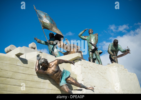 PUNTA ARENAS, Cile - il Monumento all'equipaggio di Goleta Ancud sulla Costanera del Estrecho commemora la spedizione del 1843 che rivendicò la sovranità sullo stretto di Magellano per il Cile. Il monumento presenta una prua della nave, membri dell'equipaggio e una figura sirena, che simboleggia l'esplorazione marittima e il patrimonio culturale. Questo punto di riferimento è un'attrazione fondamentale sulla costa della Patagonia, che riflette la ricca storia nautica di Punta Arenas. Foto Stock