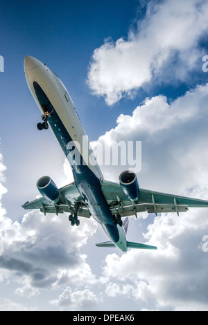 Un aereo commerciale si avvicina Princess Juliana Airport. Foto Stock