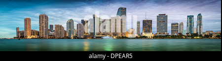Skyline di Miami, Florida, Stati Uniti d'America a Brickell Key e il fiume Miami. Foto Stock
