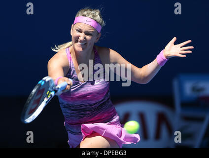 Melbourne, Australia. Xiv gen, 2014. Victoria Azarenka della Bielorussia restituisce un colpo durante il suo singolare femminile match di primo turno contro Johanna Larsson di Svezia a 2014 Australian Open di tennis nel torneo di Melbourne, Australia, 14 gennaio 2014. Azarenka ha vinto 2-0. Credito: Xu Yanyan/Xinhua/Alamy Live News Foto Stock