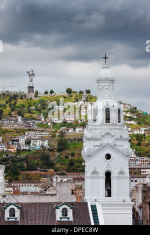 Cattedrale di Quito guardando verso Panecilllo Hill, Quito Ecuador Foto Stock