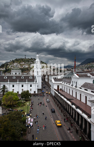 Cattedrale di Quito guardando verso Panecilllo Hill, Quito Ecuador Foto Stock