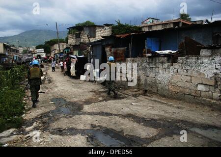 Giugno 20, 2006 - Port-au-Prince, Haiti - brasiliano soldati dell ONU a piedi in pattuglia Delmas 2 quartiere di Port-au-Prince, Haiti il 20 giugno 2006. Le forze ONU combattuto bande criminali per il controllo della zona costringendo le piste della metropolitana. (Credito Immagine: Â© Nick Whalen/ZUMA Press) Foto Stock