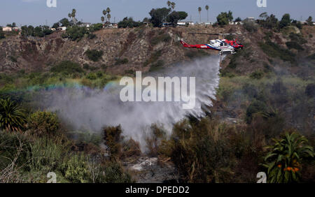 (Pubblicato il 9/29/2006, NC-1, NI-1) Settembre 28th, 2006, Oceanside, California, Stati Uniti d'America.L'elicottero SDFD gocce di acqua su un incendio lungo l'autostrada 76 appena ad est di Interstate 5 giovedì in Oceanside, California. Gli equipaggi a mano entra nella valle per aiutare con il fuoco.  Credito: foto di Eduardo Contreras/San Diego Union-Tribune/Zuma premere. copyright 2006 San Diego Union-Tribune Foto Stock