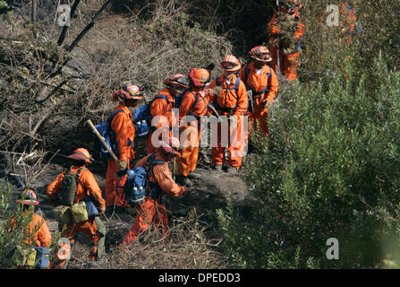 (Pubblicato il 9/29/2006, NC-3, NI-3) Settembre 28th, 2006, Oceanside, California, Stati Uniti d'America.L'elicottero SDFD gocce di acqua su un incendio lungo l'autostrada 76 appena ad est di Interstate 5 giovedì in Oceanside, California. Gli equipaggi a mano entra nella valle per aiutare con il fuoco.  Credito: foto di Eduardo Contreras/San Diego Union-Tribune/Zuma premere. copyright 2006 San Diego Union-Tribune Foto Stock