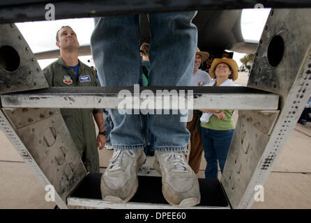 (Pubblicato il 10/15/2006, B-1) 14 ottobre 2006 San Diego, CA  annuale di Miramar Air Show toccato a MCAS Miramar sabato con esibizioni di marina, i Marines e l'esercito con il loro Golden Knight Skydiving team. Gli spettatori Airshow aspettato per 2 ore per ottenere un assaggio all'interno della cabina di pilotaggio di un B-1 bombardiere. Giovanni Gastaldo/San Diego Union-Tribune/Zuma premere Foto Stock