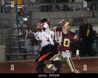 (Pubblicato il 11/4/2006, D-1:R) nov. 3, 2006. San Marcos, ca. Escondido alti # 2 BRAD bobbles cavo la palla in endzone e non rendere le catture nella prima metà.La copertura è Mission Hills # 10 GIORDANIA HASLEY. Credito: Foto di Don Kohlbauer/ San Diego Union Tribune/Zuma Press.copyright 2006 San Diego Union-Tribune Foto Stock