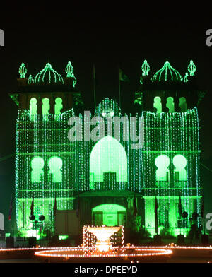 Lahore, Pakistan. Xiii gen, 2014. Un edificio è illuminato durante le celebrazioni in anticipo di Eid-e-Milad-ONU-Nabi segna la nascita anniversario dell Islam il profeta Maometto, in Pakistan orientale di Lahore, Gennaio 13, 2014. Credito: Jamil Ahmed/Xinhua/Alamy Live News Foto Stock