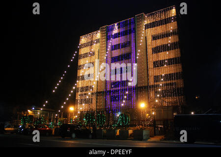 Lahore, Pakistan. Xiii gen, 2014. Un edificio è illuminato durante le celebrazioni in anticipo di Eid-e-Milad-ONU-Nabi segna la nascita anniversario dell Islam il profeta Maometto, in Pakistan orientale di Lahore, Gennaio 13, 2014. Credito: Jamil Ahmed/Xinhua/Alamy Live News Foto Stock