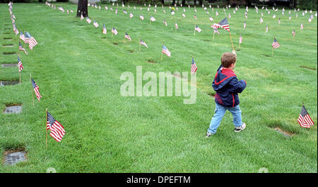20 maggio 2006 - Farmingdale, New York, Stati Uniti - Long Island National Cemetery. Apertura di un nuovo giardino in nel lungo Isalnd cimitero per veterani militari. (Credito Immagine: © Kirk condili/ZUMA Press) Foto Stock