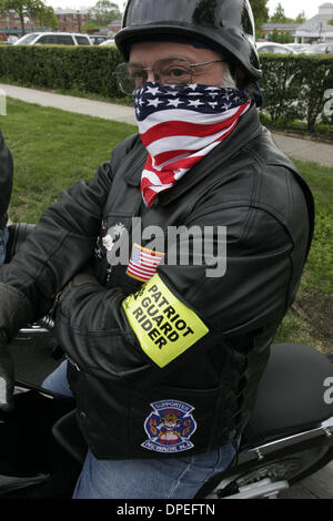 20 maggio 2006 - Città Giardino, New York, Stati Uniti - Membri del patriota Guard i piloti che hanno partecipato ai funerali del tenente Michael L. Licalzi. Patriot Rider Guard è un gruppo di motociclisti che frequentano i funerali di militari in tutto il paese come accompagnatori e protettori contro i dimostranti. Il Patriota guardia è stata formata in risposta alle proteste organizzate da la Westboro Baptist Church, un cristiano sp Foto Stock