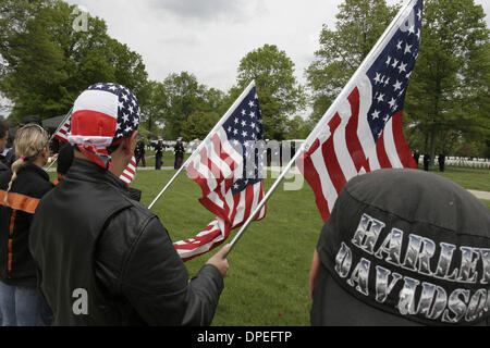 20 maggio 2006 - Città Giardino, New York, Stati Uniti - Membri del patriota Guard i piloti che hanno partecipato ai funerali del tenente Michael L. Licalzi. Patriot Rider Guard è un gruppo di motociclisti che frequentano i funerali di militari in tutto il paese come accompagnatori e protettori contro i dimostranti. Il Patriota guardia è stata formata in risposta alle proteste organizzate da la Westboro Baptist Church, un cristiano sp Foto Stock