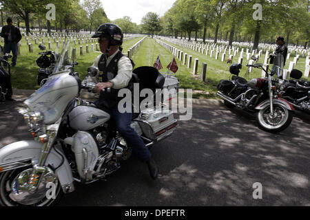 20 maggio 2006 - Città Giardino, New York, Stati Uniti - Membri del patriota Guard i piloti che hanno partecipato ai funerali del tenente Michael L. Licalzi. Patriot Rider Guard è un gruppo di motociclisti che frequentano i funerali di militari in tutto il paese come accompagnatori e protettori contro i dimostranti. Il Patriota guardia è stata formata in risposta alle proteste organizzate da la Westboro Baptist Church, un cristiano sp Foto Stock