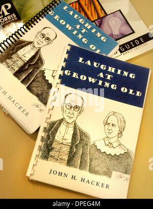 (Pubblicato il 7/22/2006, NC-4) 11 luglio 2006, Carlsbad, California. JOHN HACKER ha tenuto un discorso su come ottenere il vostro proprio libro pubblicato presso il Carlsbad Senior Center martedì. Il suo libro fu chiamato ''ridere per crescere vecchio''. Credito: Foto di Don Kohlbauer/ San Diego Union Tribune/ZumaPress. Copyright 2006 San Diego Union Tribune. Foto Stock