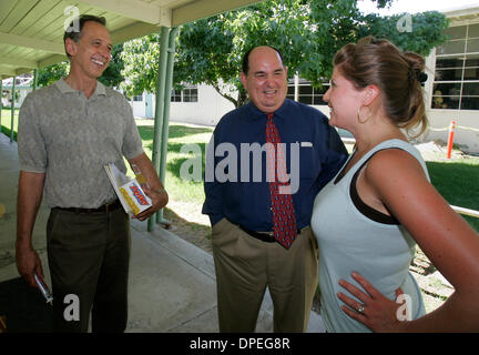 (Pubblicato il 7/29/2006, NI-1; NC-2) Luglio 14, 2006, San Marcos, California. ED MARCA (medio in blu scuro shirt), Soprintendenza di San Marcos Unified School District e Chris Clark (sinistra-Assistente Direttore di Alvin Dunn) elementare ha parlato con ELYSE KOPP (asilo nido e 1° grado insegnante) fuori la sua classe al Dunn elementari. Credito: Foto di Don Kohlbauer/ San Die Foto Stock