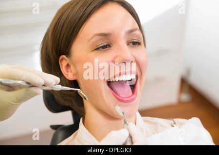 Donna con controllare fino a dentisti con bocca aperta Foto Stock