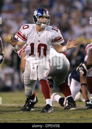 (Pubblicato il 9/27/2005, Signon) 9/25/2005.New York Giants quarterback Eli Manning ha girato intorno alla chiamata viene emesso un allarme acustico in corrispondenza della linea di scrimmage a causa del rumore della folla. UT/DON KOHLBAUER Foto Stock