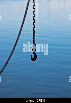 Vecchia catena arrugginito sulla barca da pesca Foto Stock