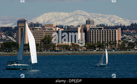 Mar 10, 2006 - San Diego, California, Stati Uniti d'America - San Diego Hotel Sheraton a Harbour Island è incorniciata dalle innevate montagne Cuyamaca, pochi giorni dopo una tarda stagione la caduta di neve storpi parti della contea orientale. La foto viene sparato dallo Shelter Island in Point Loma. (Credito Immagine: © Nancee E. Lewis/San Diego Union Tribune/ZUMA Premere) Restrizioni: * USA Tabloid Righ Foto Stock