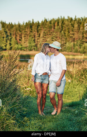 Romantico coppia giovane kissing, Gavle, Svezia Foto Stock