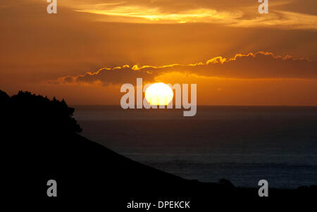 Swansea, Wales, Regno Unito. 14 Gennaio 2014 : l'ONU sorge sopra il canale di Bristol su un croccante di inverni di mattina. Credito: Phil Rees/Alamy Live News Foto Stock