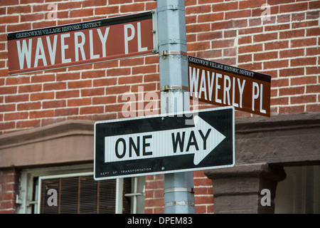 Segnaletica stradale e un modo segno all'angolo del luogo di Waverly e luogo di Waverly nel Greenwich Village di New York City, Stati Uniti d'America Foto Stock