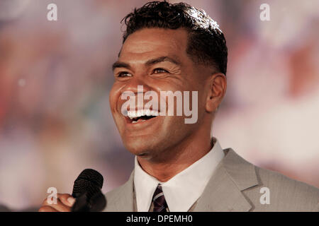 (Pubblicato il 8/18/2006, A-1) 14 agosto 2006, San Diego, California, Stati Uniti d'America  Linebacker JUNIOR SEAU ha annunciato il suo ritiro nel corso di una conferenza stampa al caricabatterie Park. Credito: foto di Scott Linnet/San Diego Union-Tribune/Zuma premere. copyright 2006 San Diego Union-Tribune Foto Stock