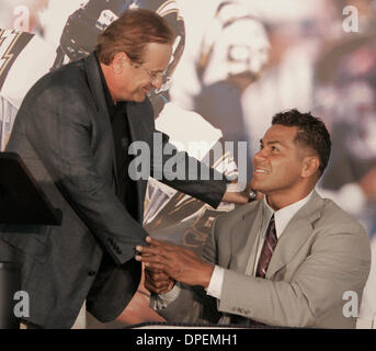 (Pubblicato il 8/18/2006, D-1) 14 agosto 2006, San Diego, California, Stati Uniti d'America a destra, ex Charger linebacker JUNIOR SEAU ha scosso le mani con (a sinistra) DEAN SPANOS, Presidente e CEO di San Diego Chargers prima di annunciare il suo ritiro nel corso di una conferenza stampa al caricabatterie Park. Credito: foto di Scott Linnet/San Diego Union-Tribune/Zuma premere. copyright 2006 San Diego Onu Foto Stock